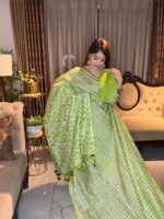 প্রিমিয়াম সিল্ক বাটিক শাড়ি – ঐতিহ্য ও আভিজাত্যের মিশ্রণ - Image 3