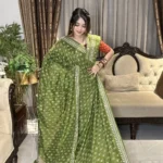 প্রিমিয়াম সিল্ক বাটিক শাড়ি – ঐতিহ্য ও আভিজাত্যের মিশ্রণ